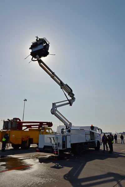 В Абаканском аэропорту тестируют машину для обслуживания самолётов.